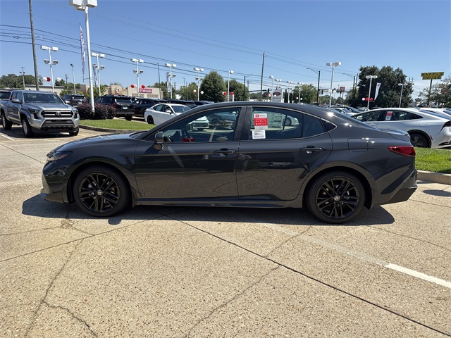 2025 Toyota Camry SE photo 6