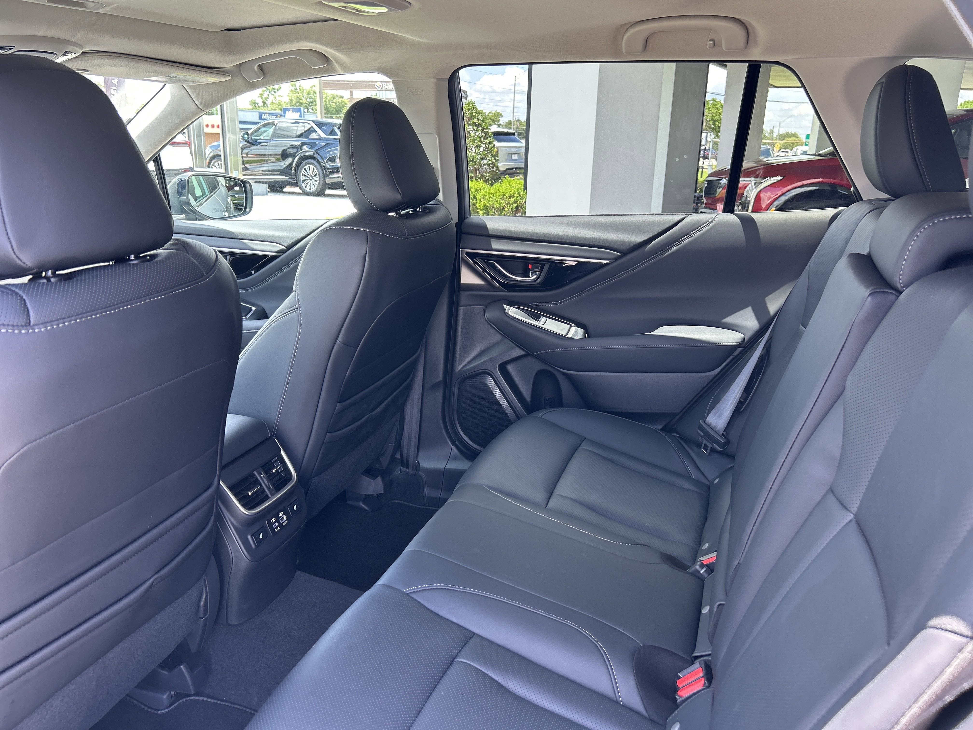 2025 Subaru Outback Touring photo 4