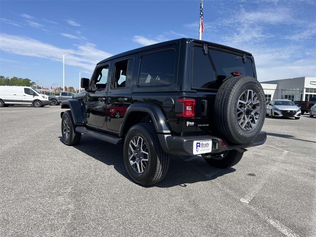 2025 Jeep Wrangler Sahara photo 3