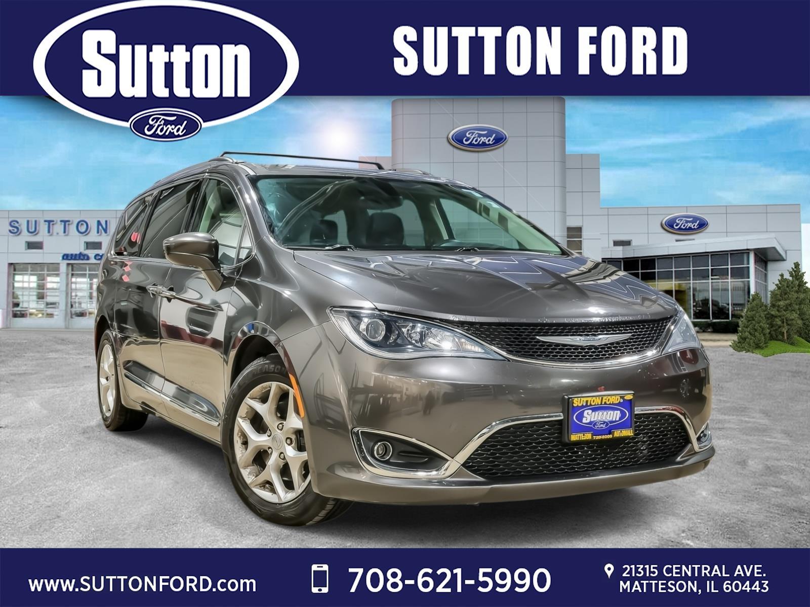 2017 Chrysler Pacifica Touring-L's photo