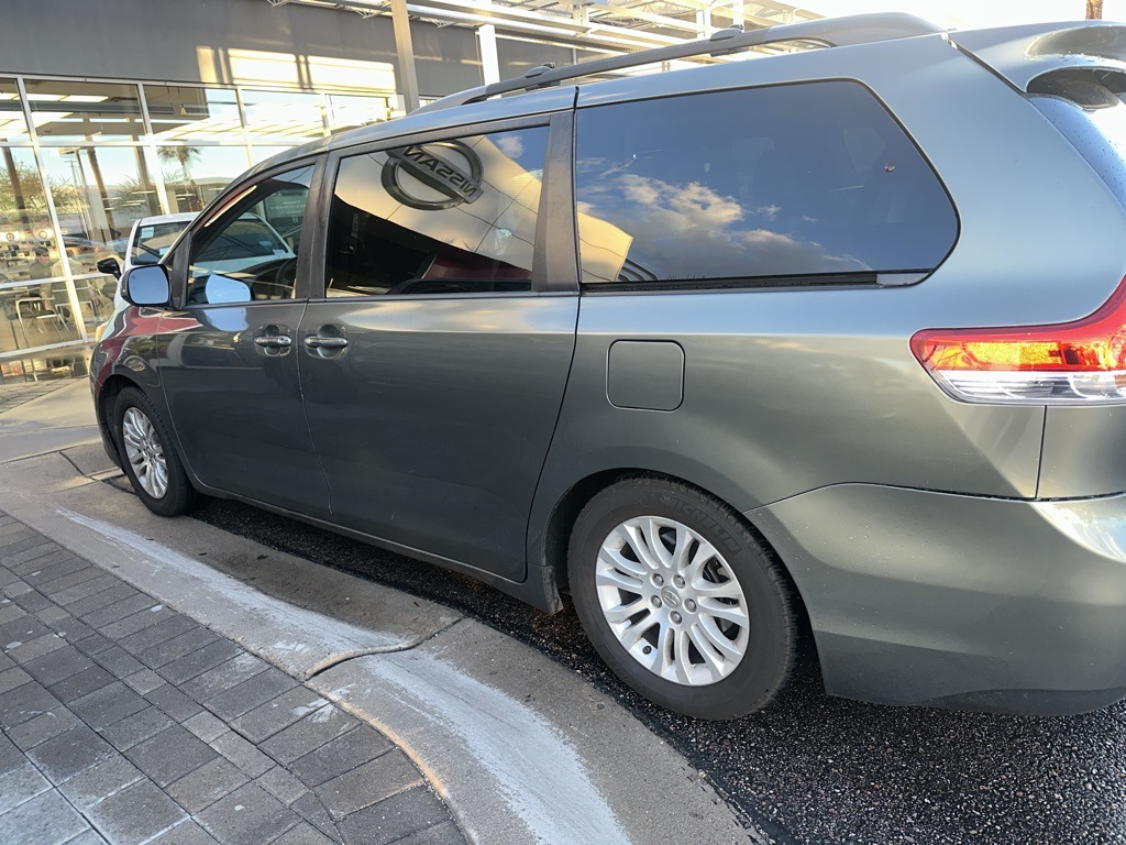 2013 Toyota Sienna XLE photo 3