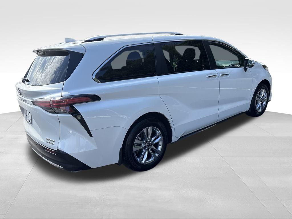 2022 Toyota Sienna Limited photo 5