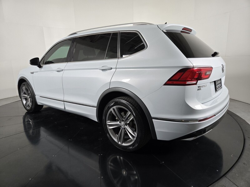 2019 Volkswagen Tiguan SEL R-Line photo 2