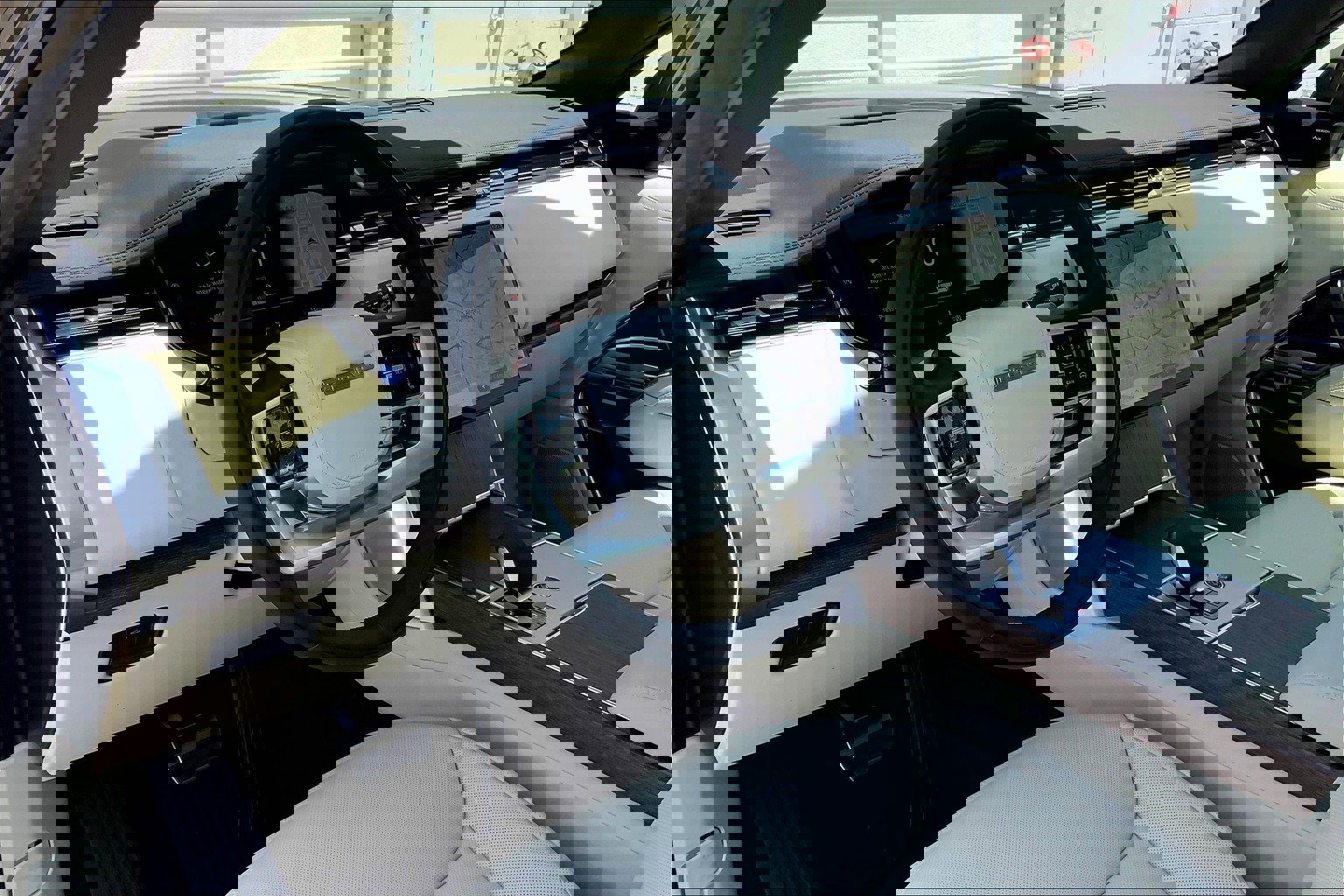 2025 Land Rover Range Rover SE photo 4