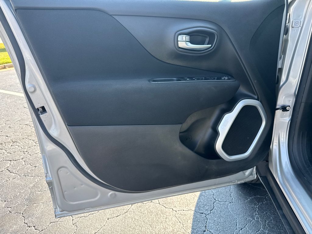2019 Jeep Renegade Latitude photo 11