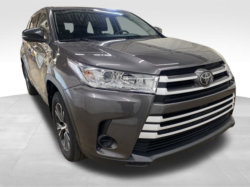 Used 2018 Toyota Highlander LE with VIN 5TDBZRFH9JS841653 for sale in North Huntingdon, PA