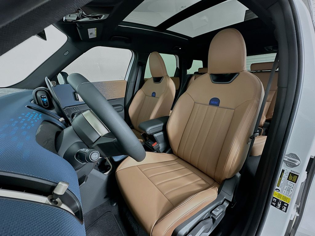New 2025 White MINI Signature Plus image 16