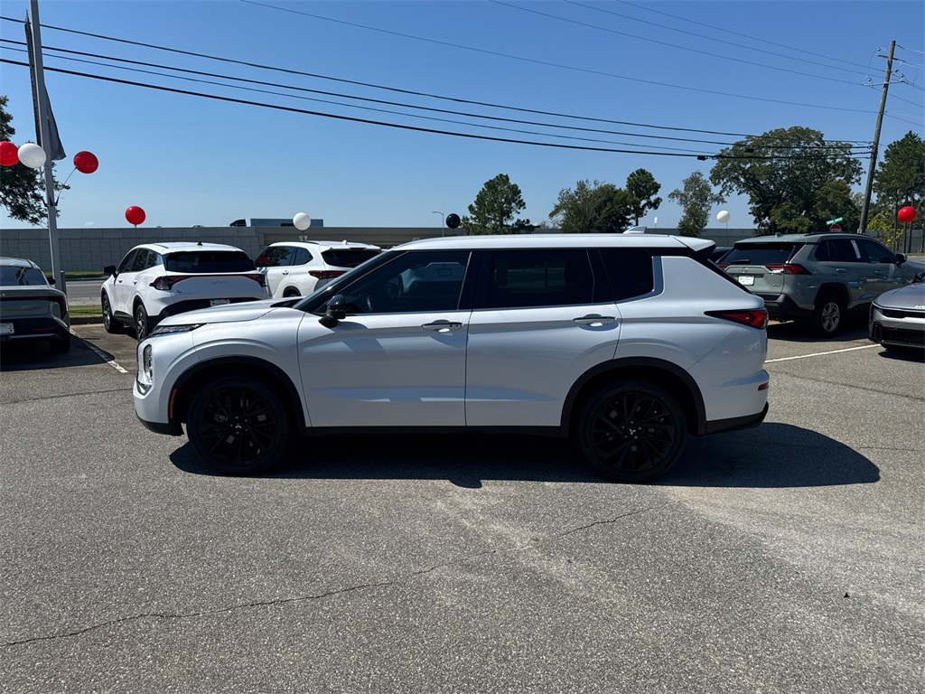2023 Mitsubishi Outlander SE Black Edition photo 6