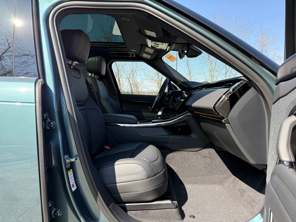 2025 Land Rover Range Rover Sport SE photo 17