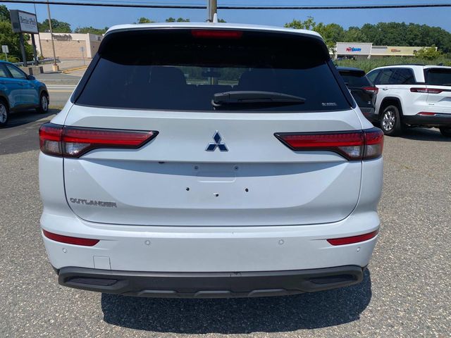 2024 Mitsubishi Outlander ES photo 4