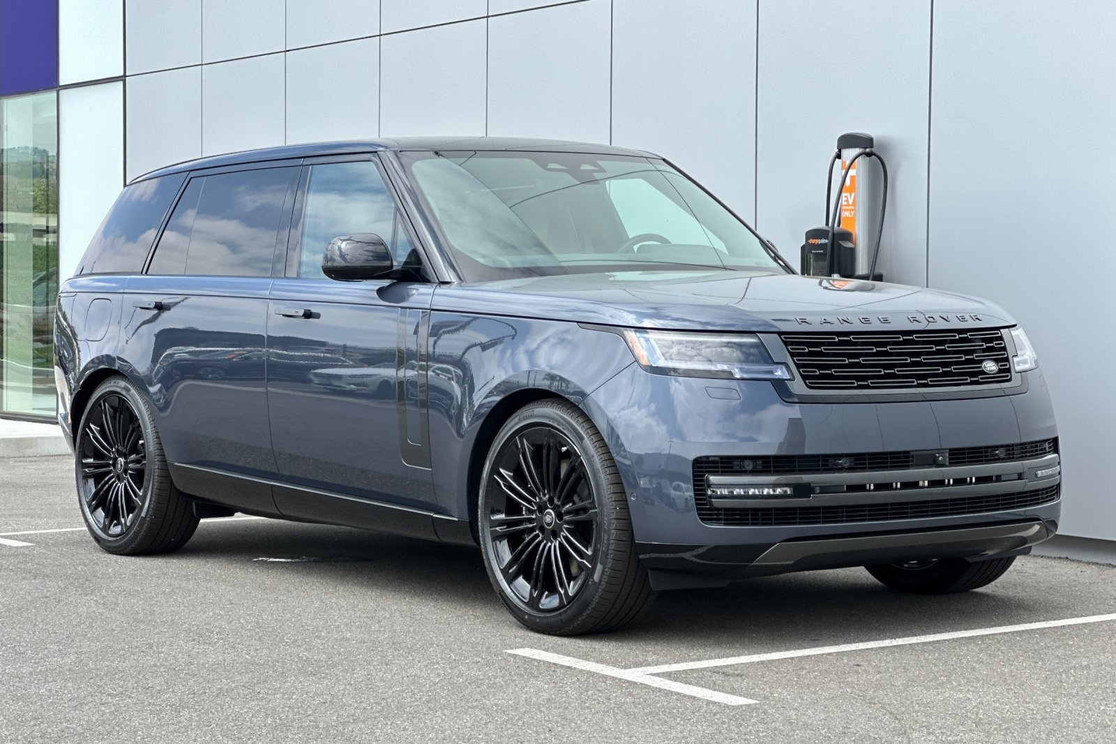 2025 Land Rover Range Rover SE photo 8