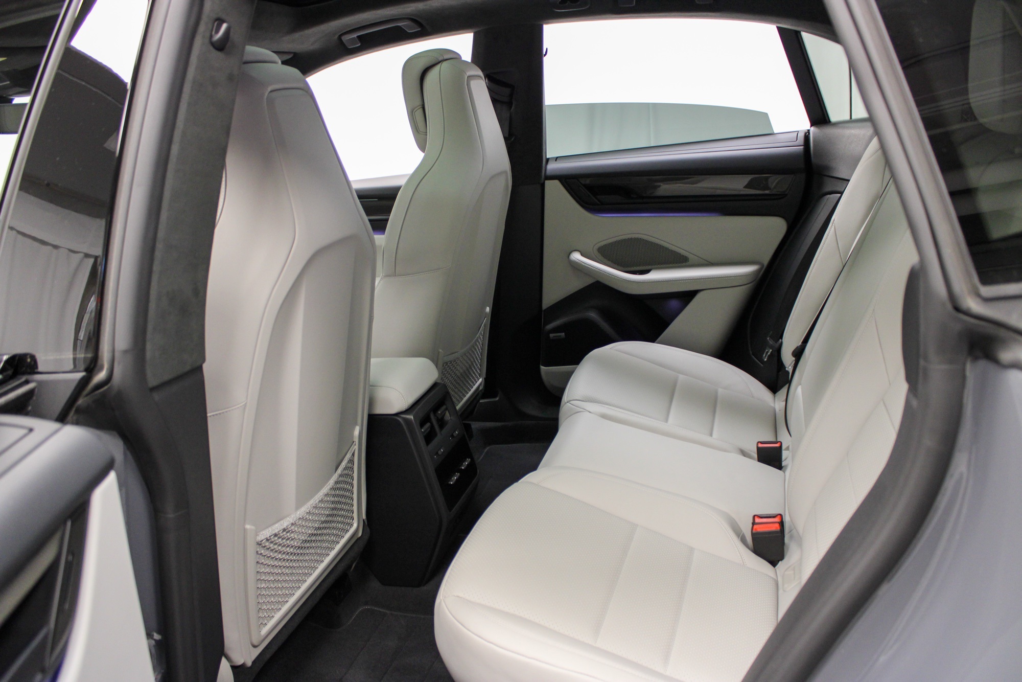 2025 Porsche Macan Electric Turbo photo 32