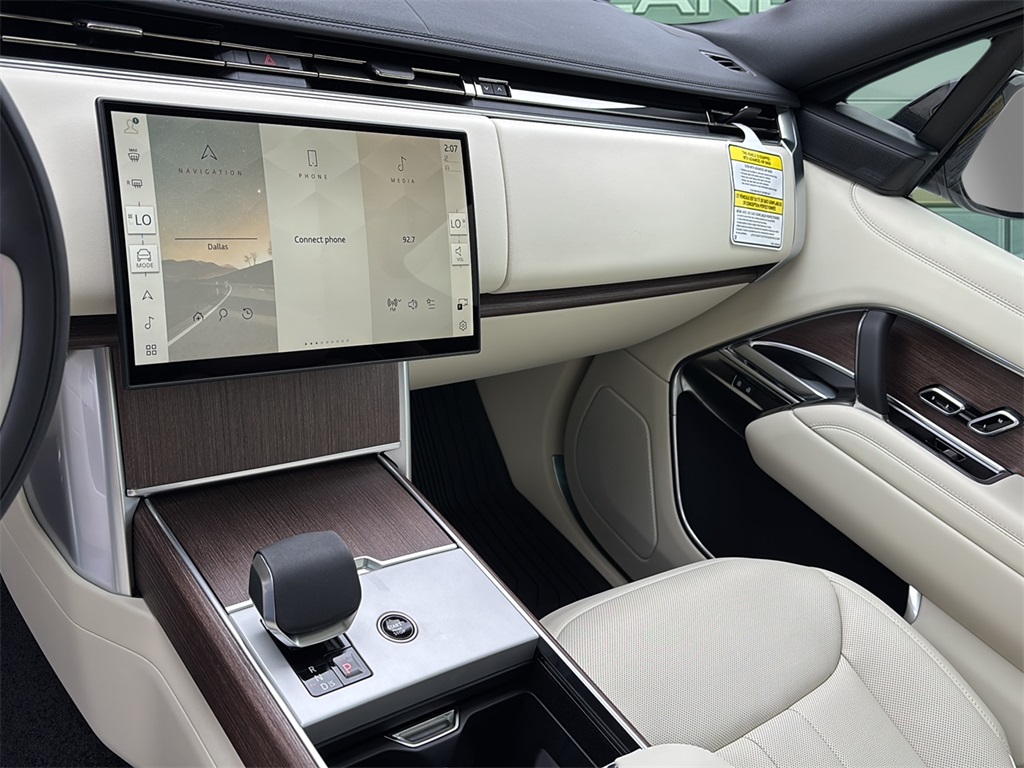 2025 Land Rover Range Rover SE photo 7