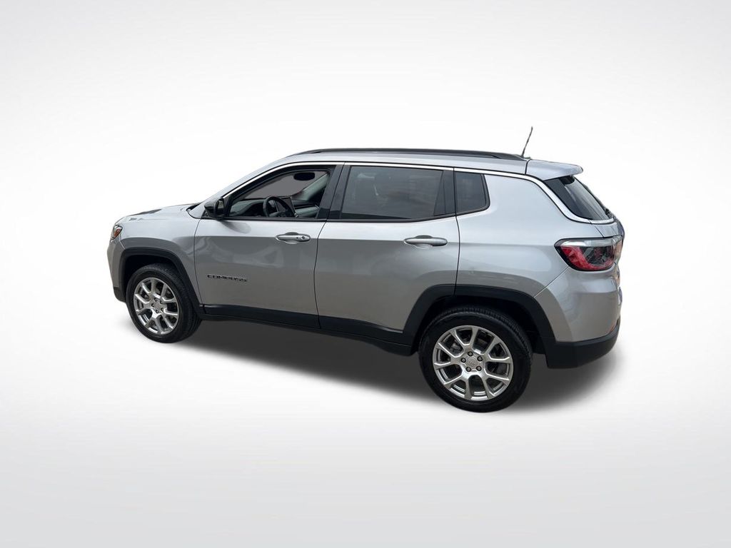 2022 Jeep Compass Latitude Lux photo 48