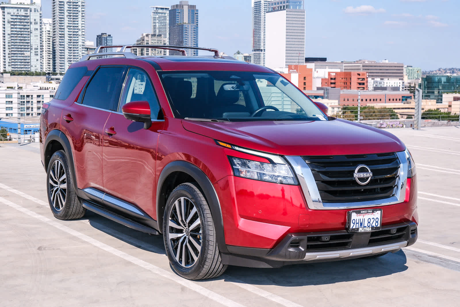 2023 Nissan Pathfinder Platinum photo 3
