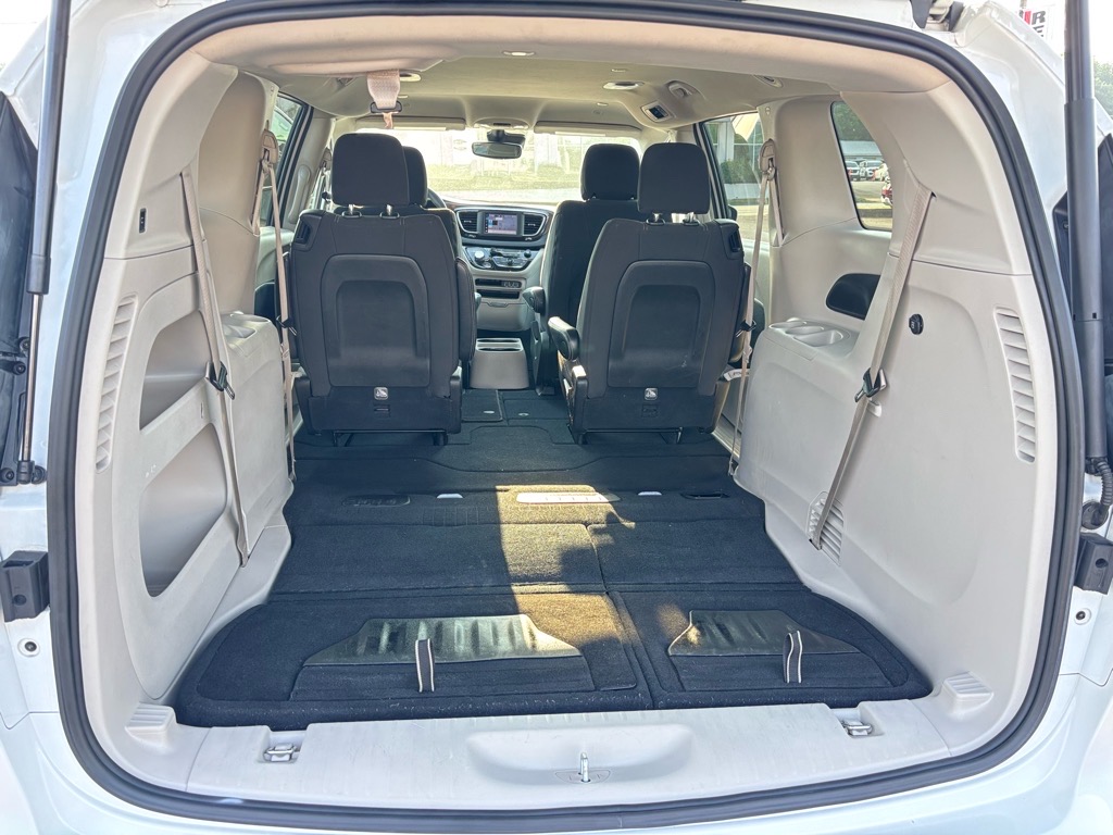 2023 Chrysler Voyager LX photo 9