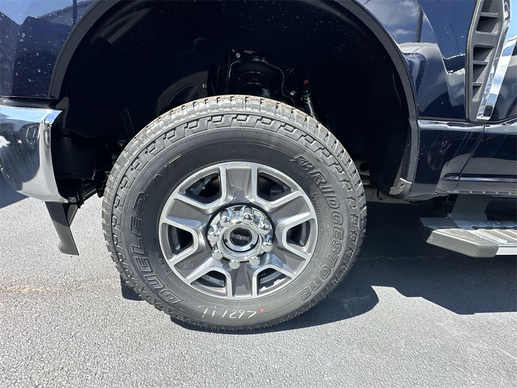 2025 Ford F-350 Lariat photo 2