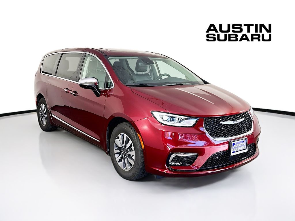 2023 Chrysler Pacifica Hybrid Limited's photo