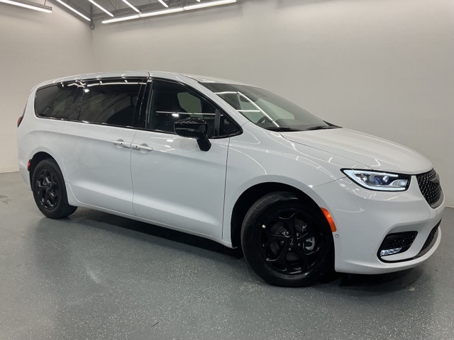 2024 Chrysler Pacifica Hybrid photo 2
