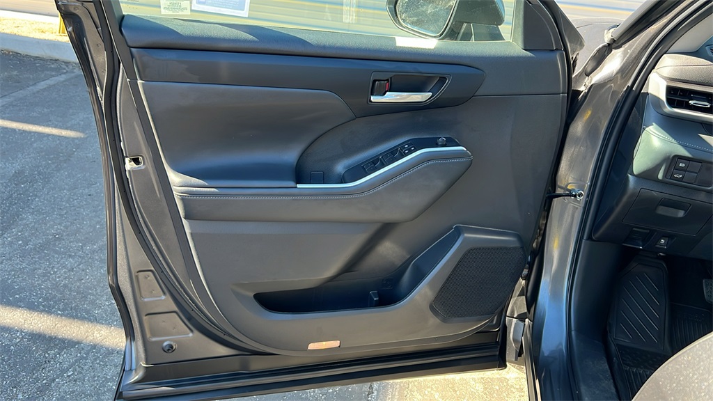 2022 Toyota Highlander XLE photo 16