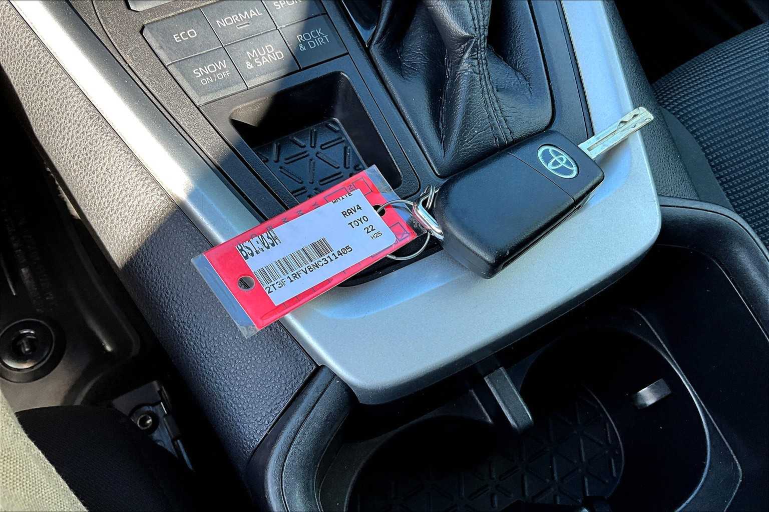 2022 Toyota RAV4 LE photo 30