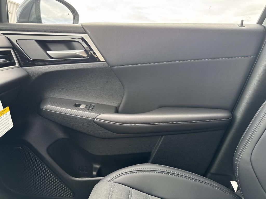 2025 Mitsubishi Outlander SE photo 23