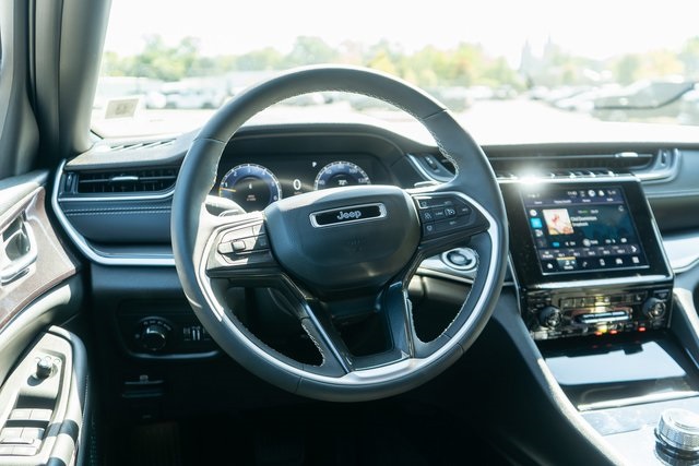 2023 Jeep Grand Cherokee Altitude photo 9