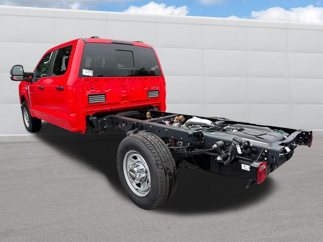 2025 Ford F-350 photo 3
