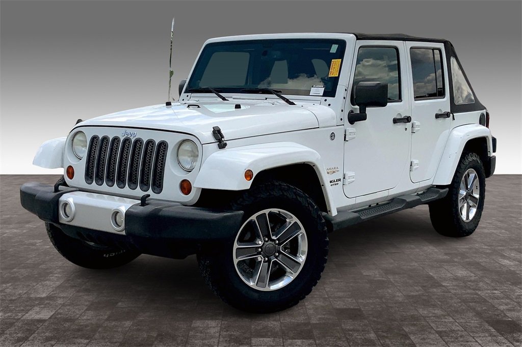 2013 Jeep Wrangler Unlimited Sahara photo 2