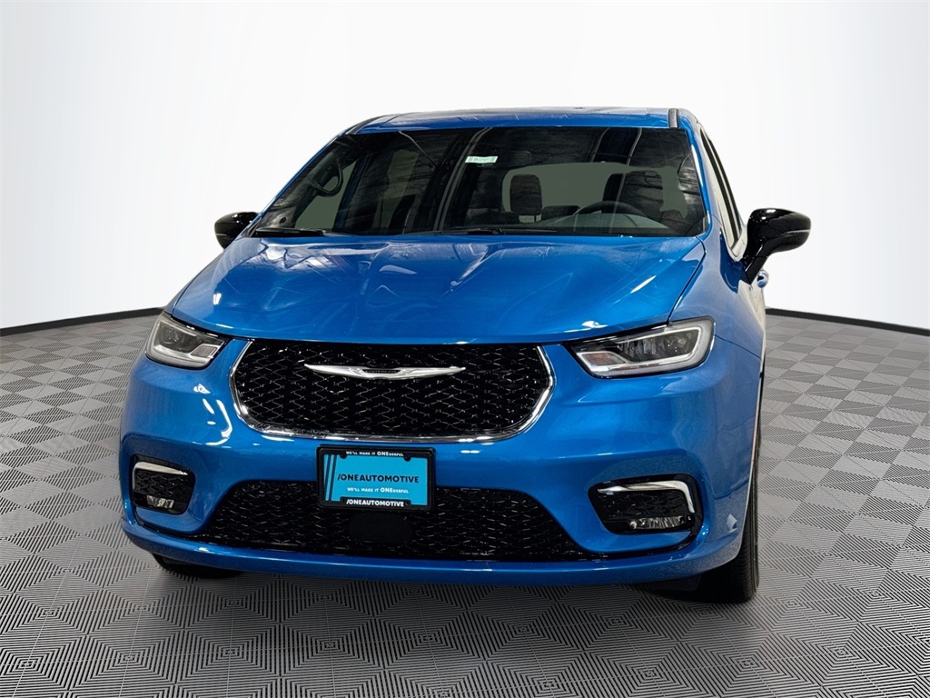 2026 Chrysler Pacifica Select's photo