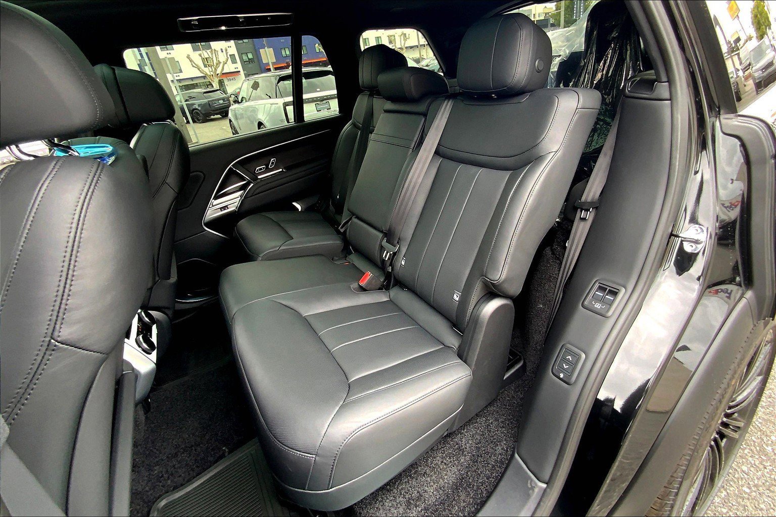 2025 Land Rover Range Rover SE photo 10