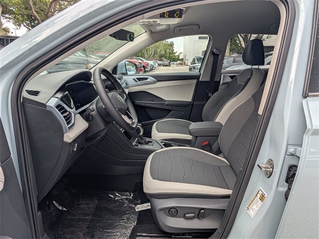 2025 Volkswagen Taos SE photo 4