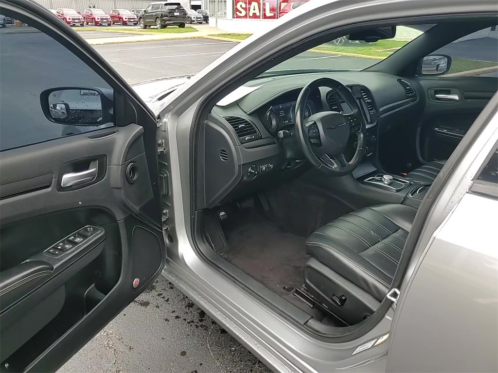 2016 Chrysler 300 S photo 20
