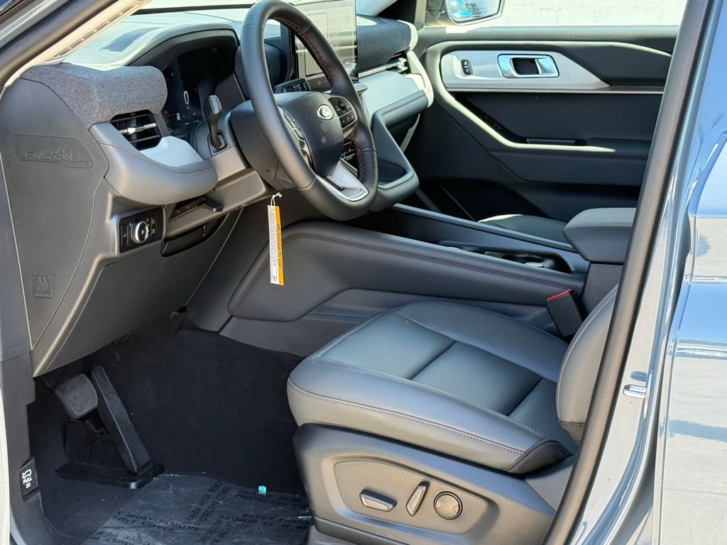 2025 Ford Explorer photo 2