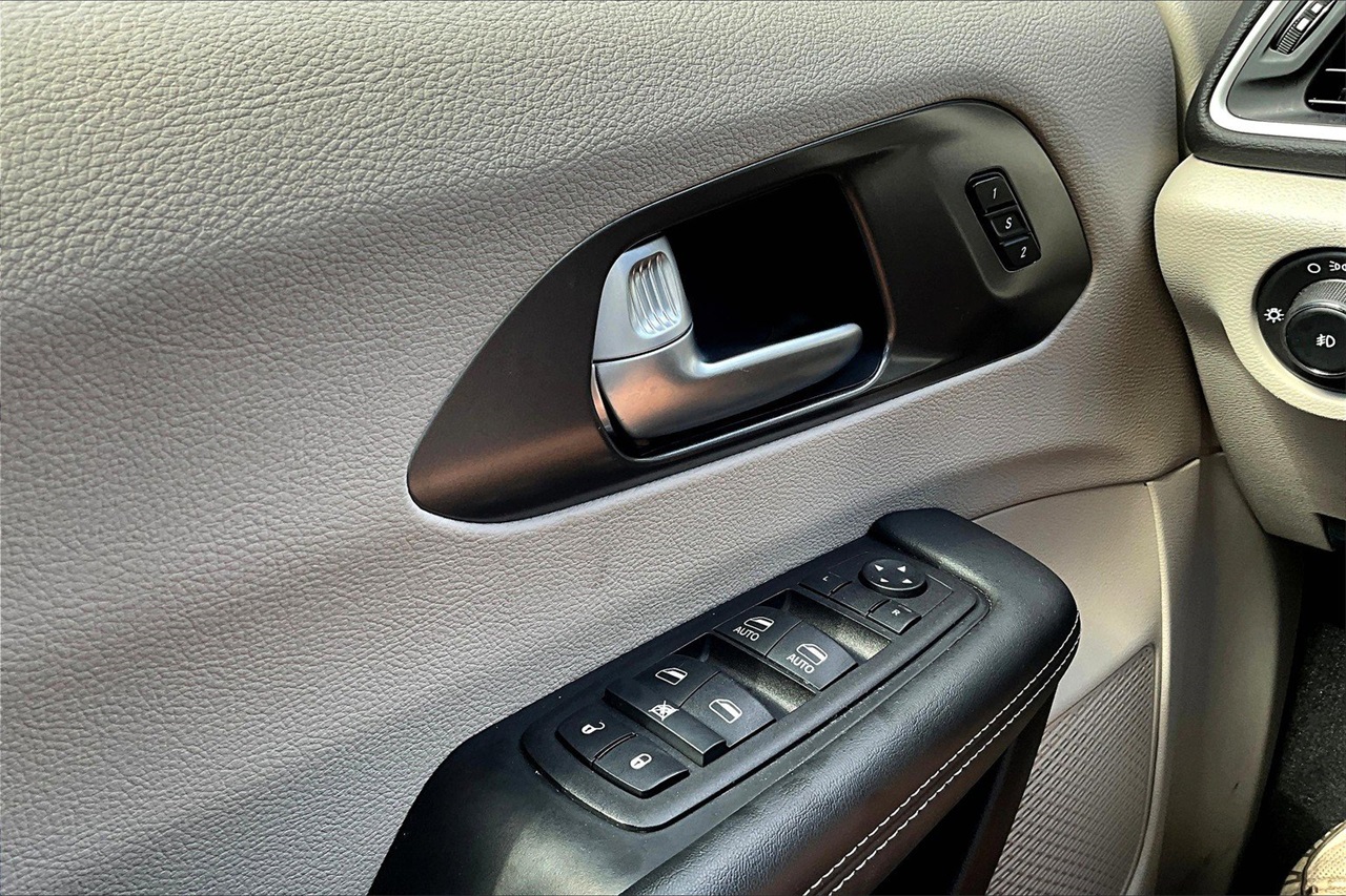 2024 Chrysler Pacifica Touring L photo 25