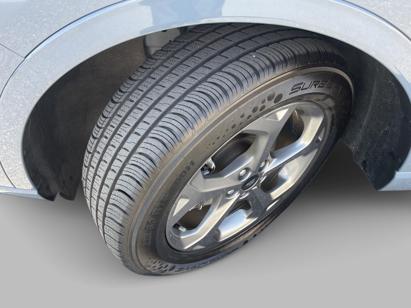 2024 Ford Escape ST-Line photo 2