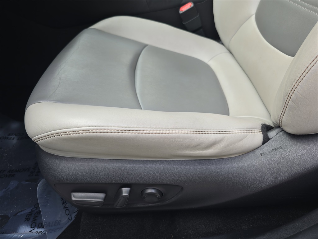 2019 Toyota RAV4 XLE Premium photo 28