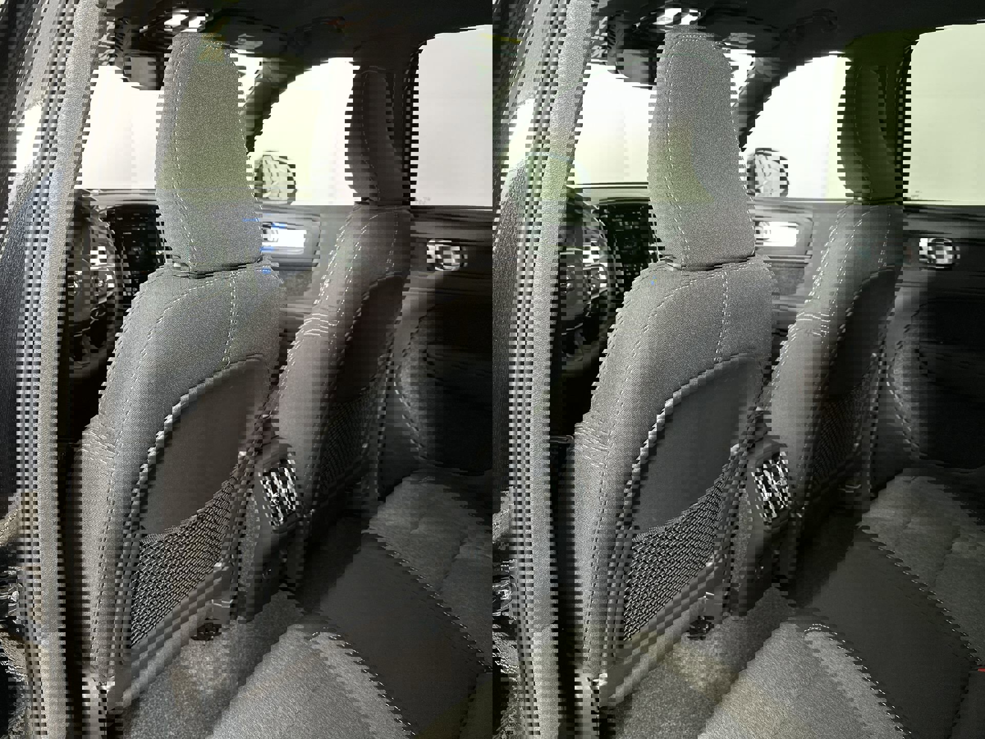 2025 Volvo XC40 Core photo 20