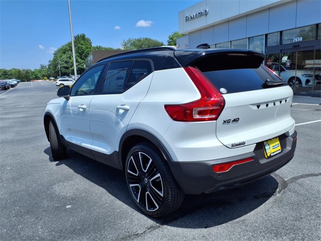 2026 Volvo XC40 photo 4
