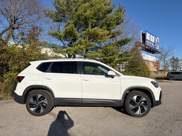 2025 Volkswagen Taos SE photo 4