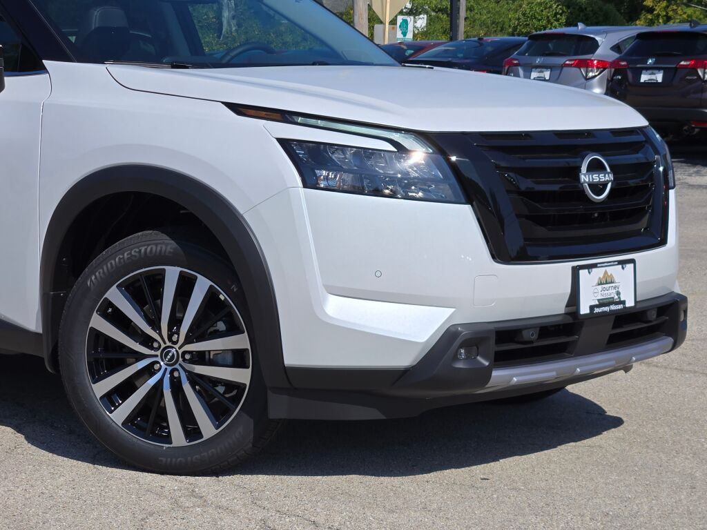 2025 Nissan Pathfinder Platinum photo 2