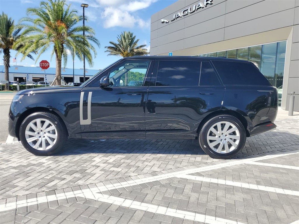 2025 Land Rover Range Rover SE photo 2