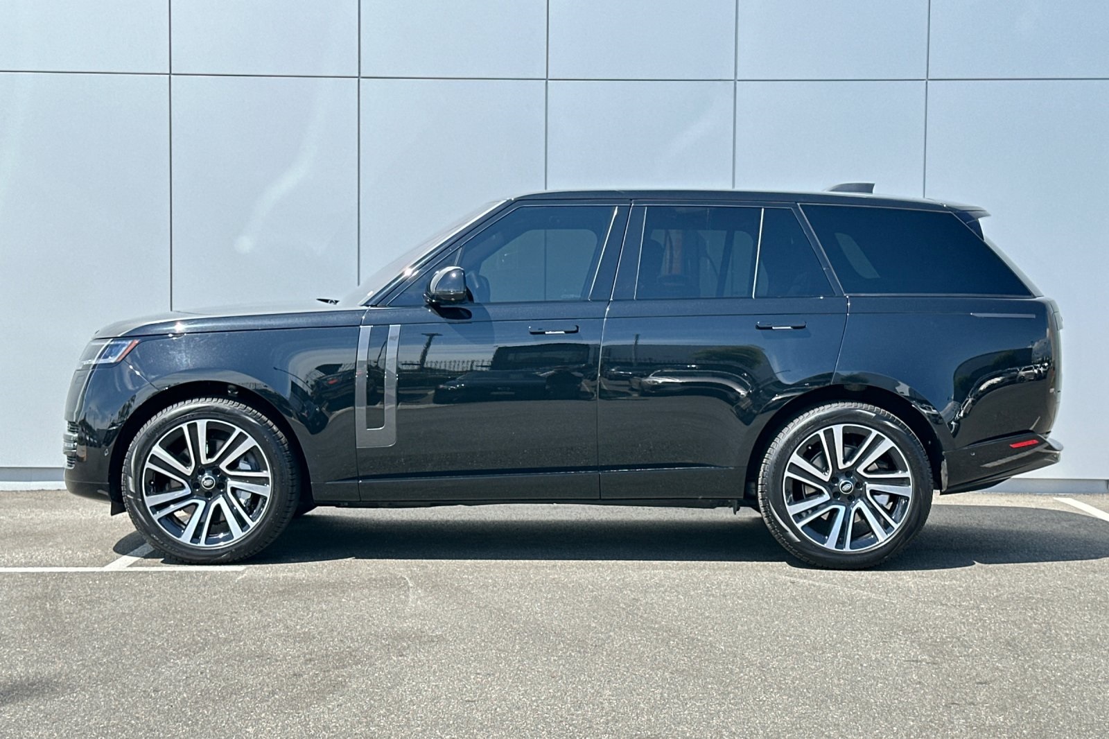 2023 Land Rover Range Rover SE photo 2