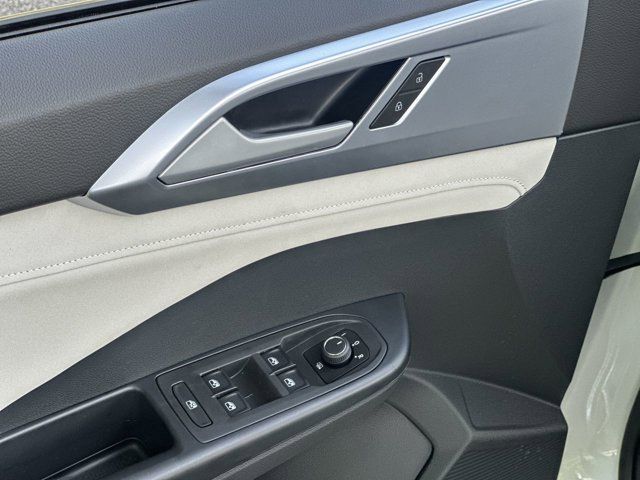 2025 Volkswagen Taos SE photo 4