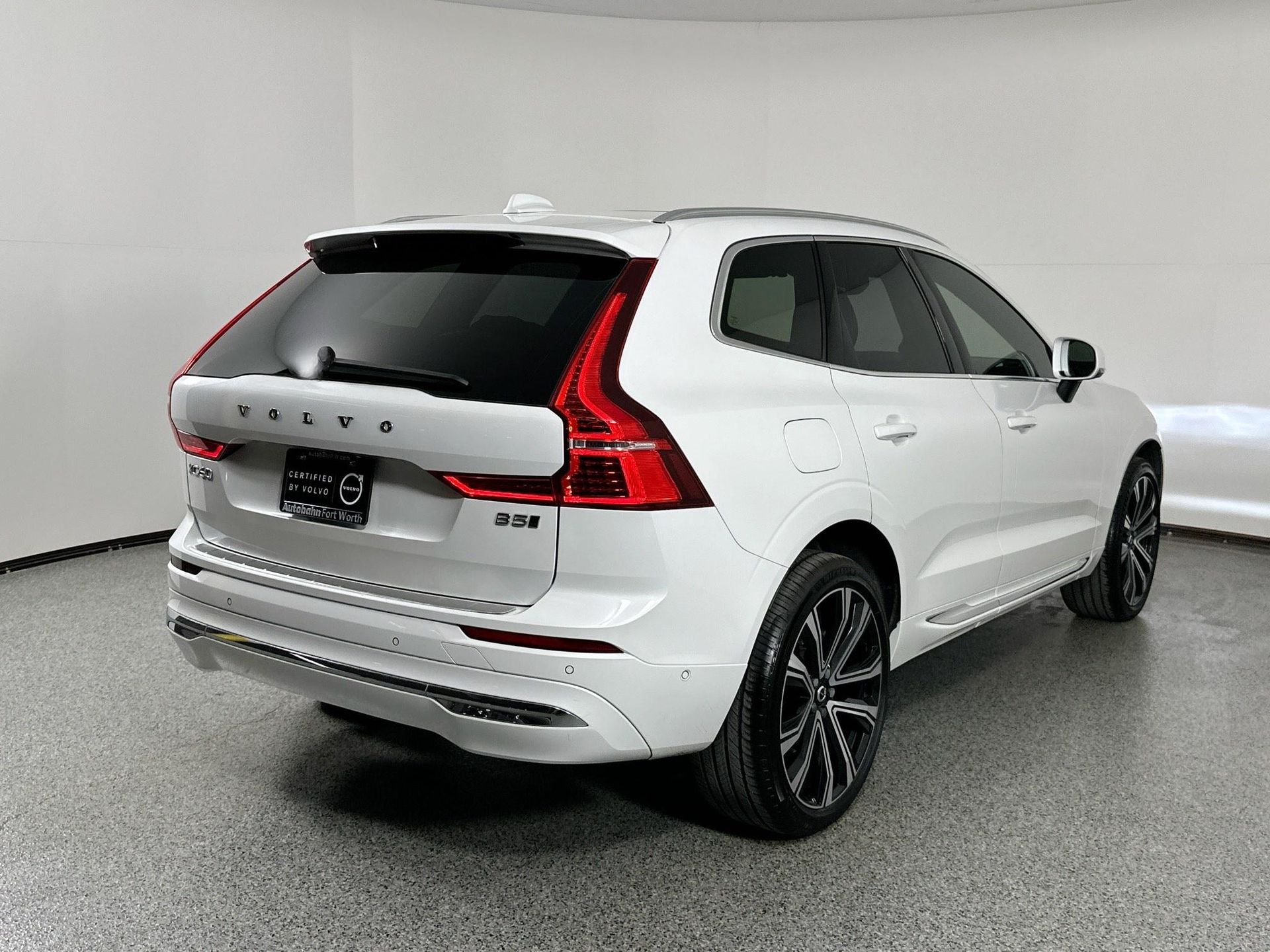 2023 Volvo XC60 B5 Ultimate photo 4