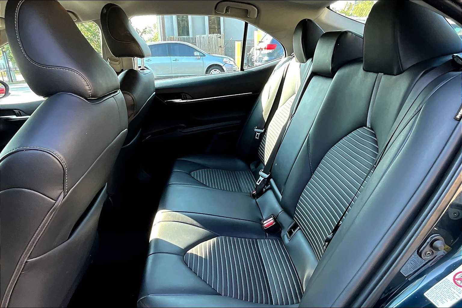 2019 Toyota Camry SE photo 18