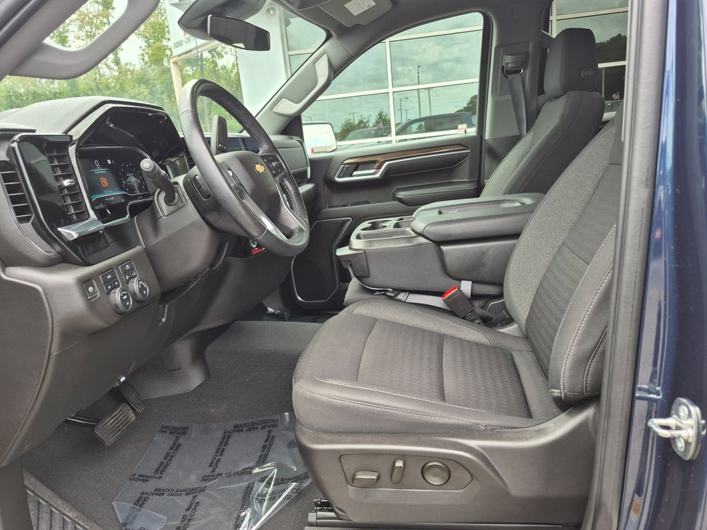 2022 Chevrolet Silverado 1500 LT photo 2