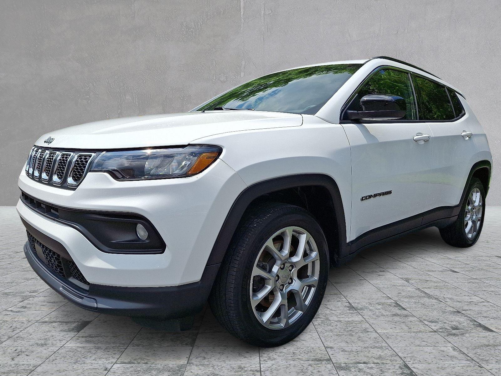 2023 Jeep Compass Latitude Lux photo 2