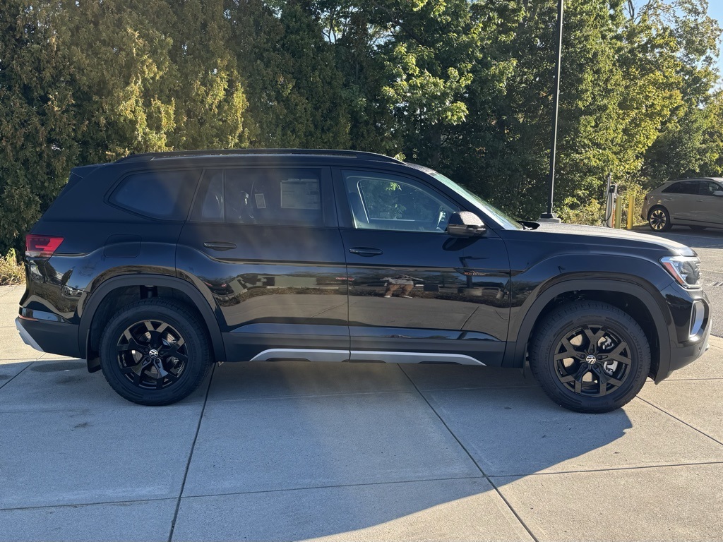 2025 Volkswagen Atlas Peak Edition SE photo 3