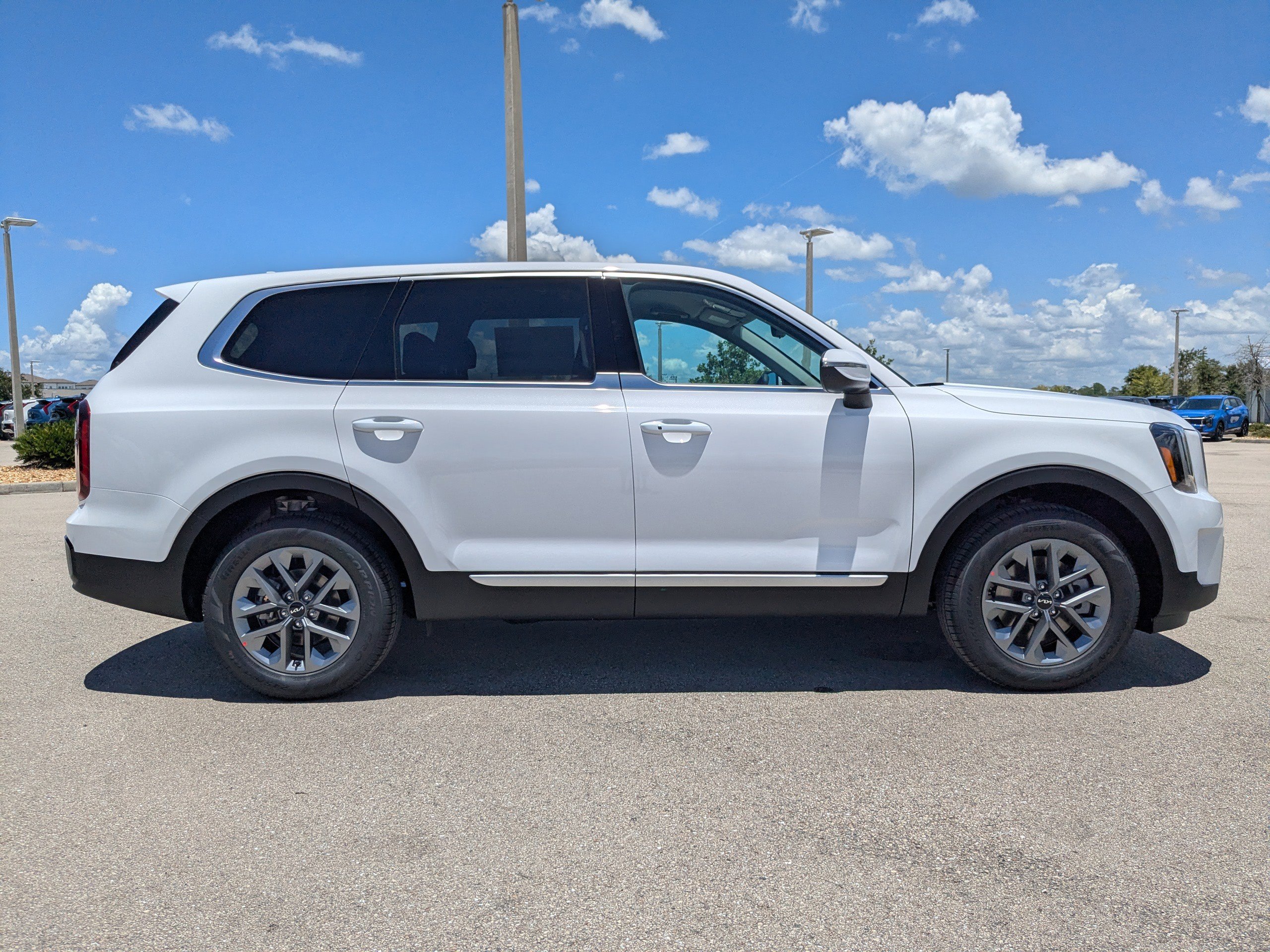 2025 Kia Telluride LX photo 4